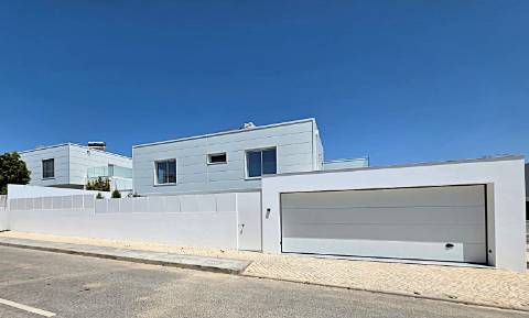 Moradia T4 com Piscina e Garagem Dupla perto do Centro de Tavira