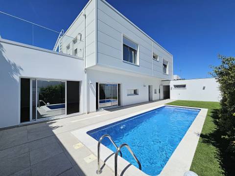 Moradia T4 com Piscina e Garagem Dupla perto do Centro de Tavira