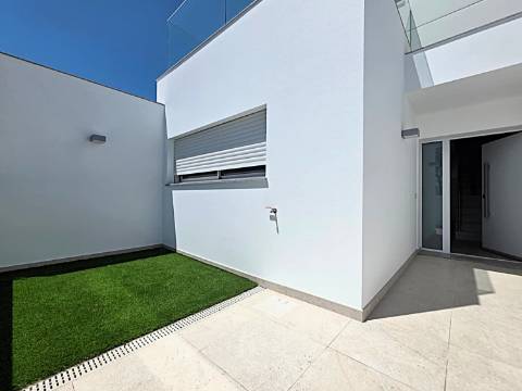 Moradia T4 com Piscina e Garagem Dupla perto do Centro de Tavira