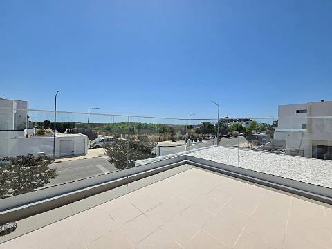 Moradia T4 com Piscina e Garagem Dupla perto do Centro de Tavira