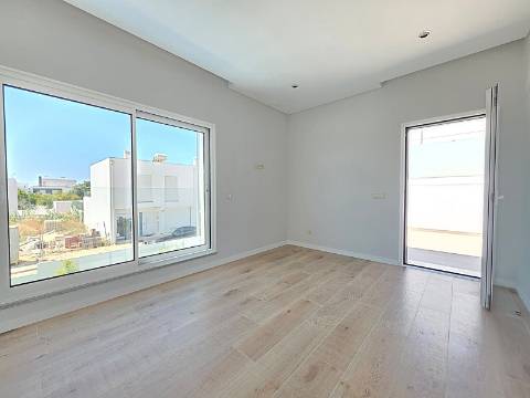Moradia T4 com Piscina e Garagem Dupla perto do Centro de Tavira