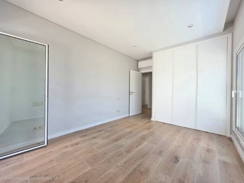 Moradia T4 com Piscina e Garagem Dupla perto do Centro de Tavira