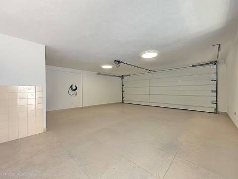 Moradia T4 com Piscina e Garagem Dupla perto do Centro de Tavira