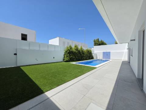 Moradia T4 com Piscina e Garagem Dupla perto do Centro de Tavira