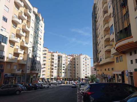 Apartamento T2, com arrecadação - Jardim da Radial - Ramada, Odivelas