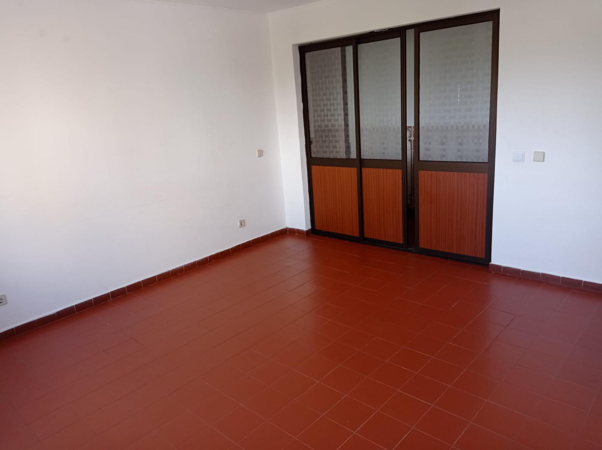 Apartamento T3, para renovação, em Casal de Cambra - Sintra