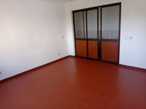 Apartamento T3, para renovação, em Casal de Cambra - Sintra