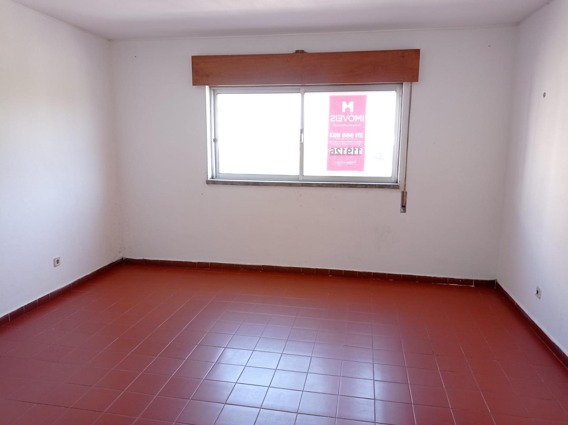 Apartamento T3, para renovação, em Casal de Cambra - Sintra