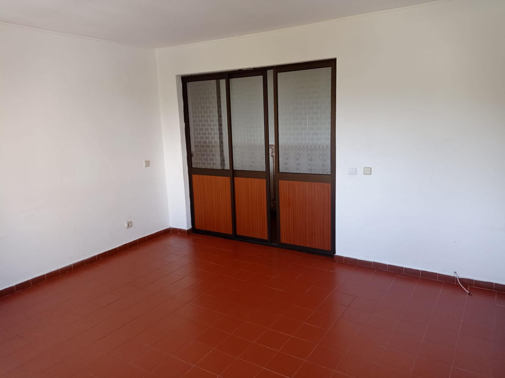 Apartamento T3, para renovação, em Casal de Cambra - Sintra