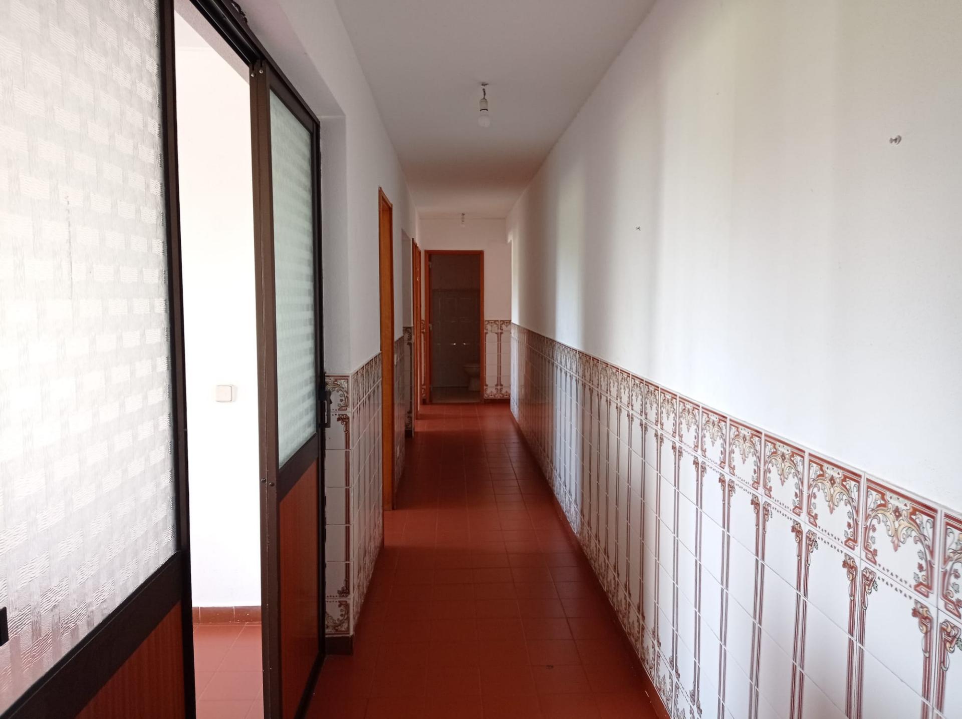 Apartamento T3, para renovação, em Casal de Cambra - Sintra