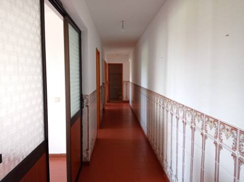 Apartamento T3, para renovação, em Casal de Cambra - Sintra