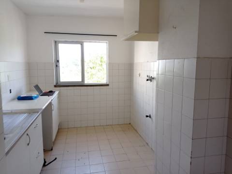 Apartamento T3, para renovação, em Casal de Cambra - Sintra