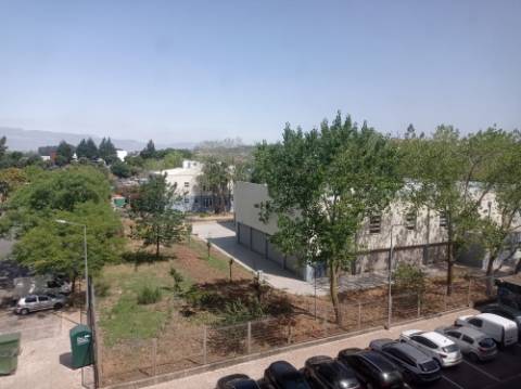 Apartamento T3, para renovação, em Casal de Cambra - Sintra