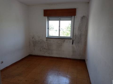 Apartamento T3, para renovação, em Casal de Cambra - Sintra