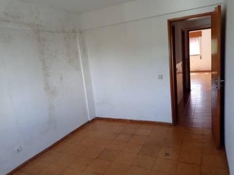 Apartamento T3, para renovação, em Casal de Cambra - Sintra