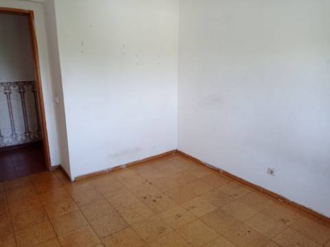 Apartamento T3, para renovação, em Casal de Cambra - Sintra