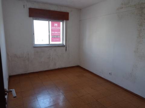 Apartamento T3, para renovação, em Casal de Cambra - Sintra