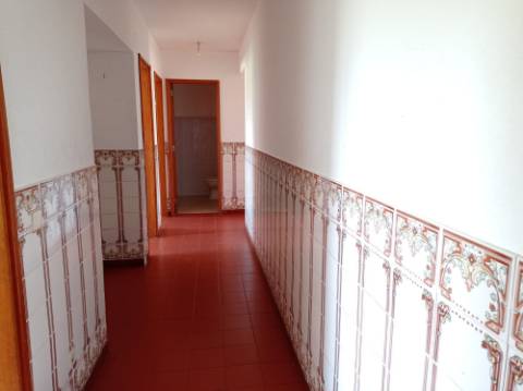 Apartamento T3, para renovação, em Casal de Cambra - Sintra