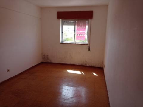 Apartamento T3, para renovação, em Casal de Cambra - Sintra