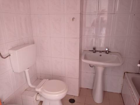Apartamento T3, para renovação, em Casal de Cambra - Sintra