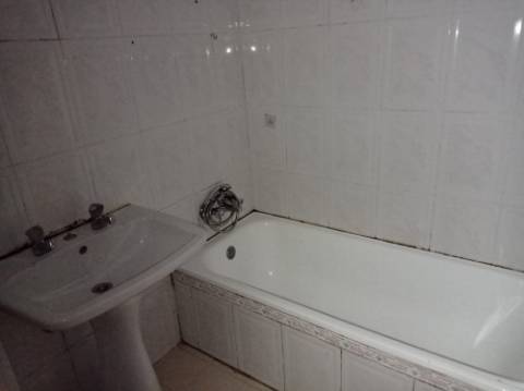 Apartamento T3, para renovação, em Casal de Cambra - Sintra