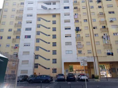 Apartamento T3, para renovação, em Casal de Cambra - Sintra