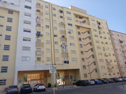 Apartamento T3, para renovação, em Casal de Cambra - Sintra