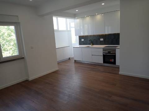 Apartamento T2 - Totalmente Remodelado, na Amadora.
