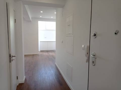 Apartamento T2 - Totalmente Remodelado, na Amadora.