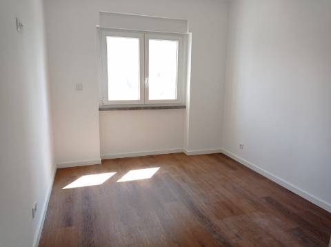 Apartamento T2 - Totalmente Remodelado, na Amadora.