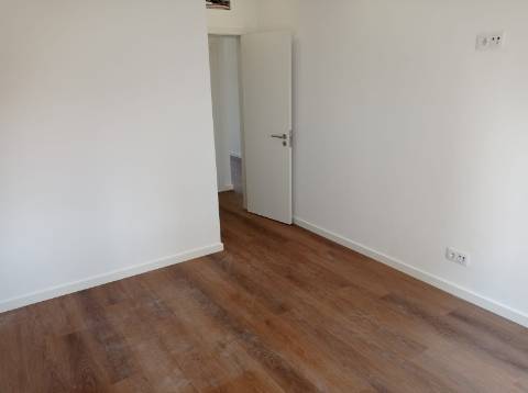Apartamento T2 - Totalmente Remodelado, na Amadora.