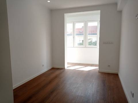 Apartamento T2 - Totalmente Remodelado, na Amadora.
