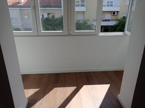 Apartamento T2 - Totalmente Remodelado, na Amadora.