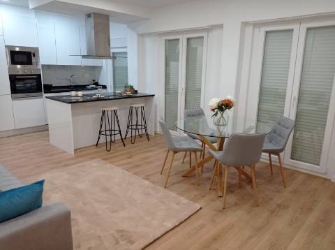 Apartamento T3 - Totalmente remodelado, em Benfica
