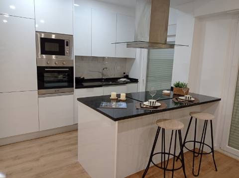 Apartamento T3 - Totalmente remodelado, em Benfica