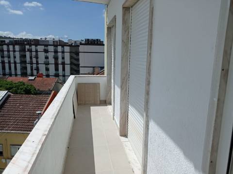 Apartamento T3 - Totalmente remodelado, em Benfica