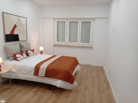 Apartamento T3 - Totalmente remodelado, em Benfica