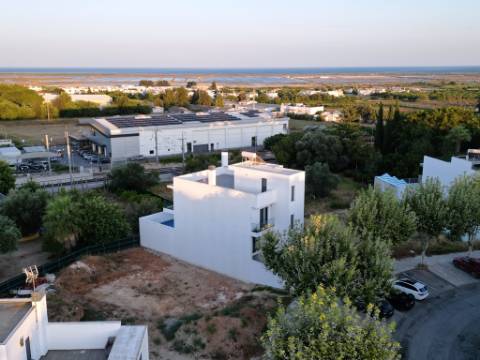Lote com projeto aprovado, piscina e vistas de mar, centro de Tavira, Algarve
