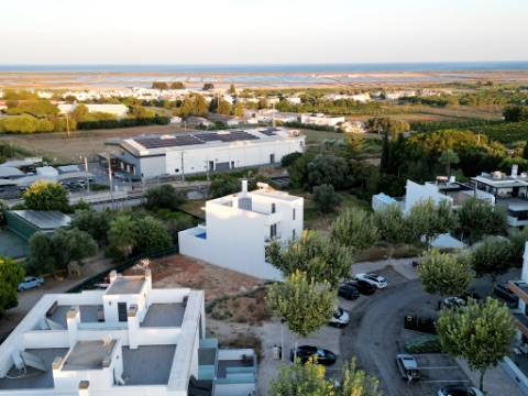 Lote com projeto aprovado, piscina e vistas de mar, centro de Tavira, Algarve