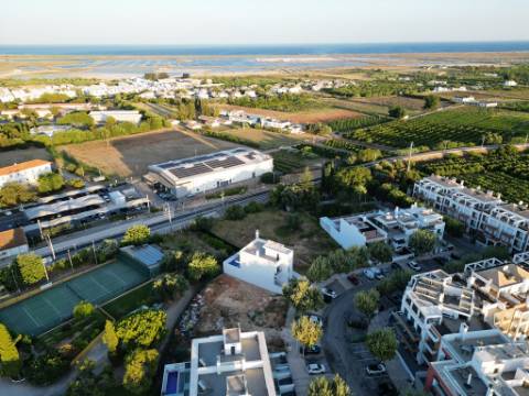 Lote com projeto aprovado, piscina e vistas de mar, centro de Tavira, Algarve