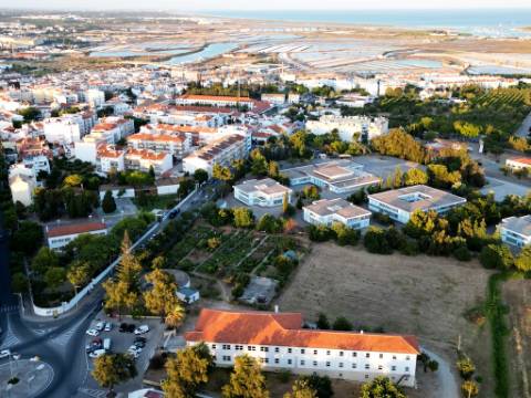 Lote com projeto aprovado, piscina e vistas de mar, centro de Tavira, Algarve