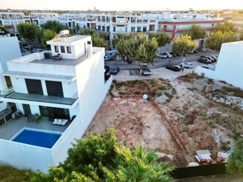 Lote com projeto aprovado, piscina e vistas de mar, centro de Tavira, Algarve