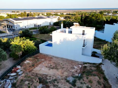 Lote com projeto aprovado, piscina e vistas de mar, centro de Tavira, Algarve
