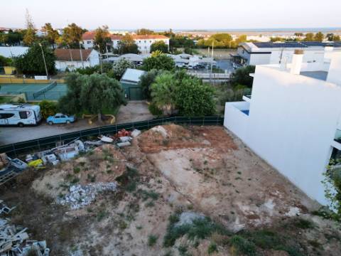 Lote com projeto aprovado, piscina e vistas de mar, centro de Tavira, Algarve