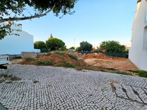 Lote com projeto aprovado, piscina e vistas de mar, centro de Tavira, Algarve