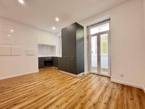 Apartamento T2 - Totalmente Remodelado - Campo de Ourique / Amoreiras