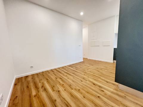 Apartamento T2 - Totalmente Remodelado - Campo de Ourique / Amoreiras