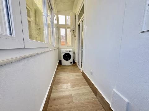 Apartamento T2 - Totalmente Remodelado - Campo de Ourique / Amoreiras
