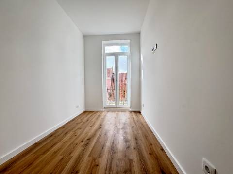 Apartamento T2 - Totalmente Remodelado - Campo de Ourique / Amoreiras