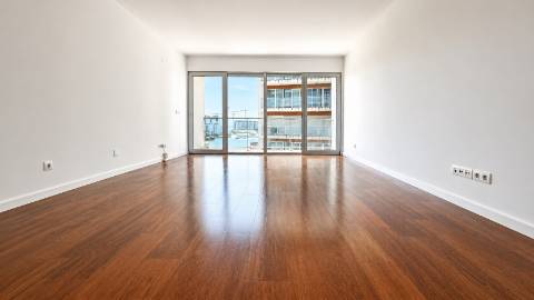 Apartamento T2 - Condomínio METROCITY - Parque das Nações.